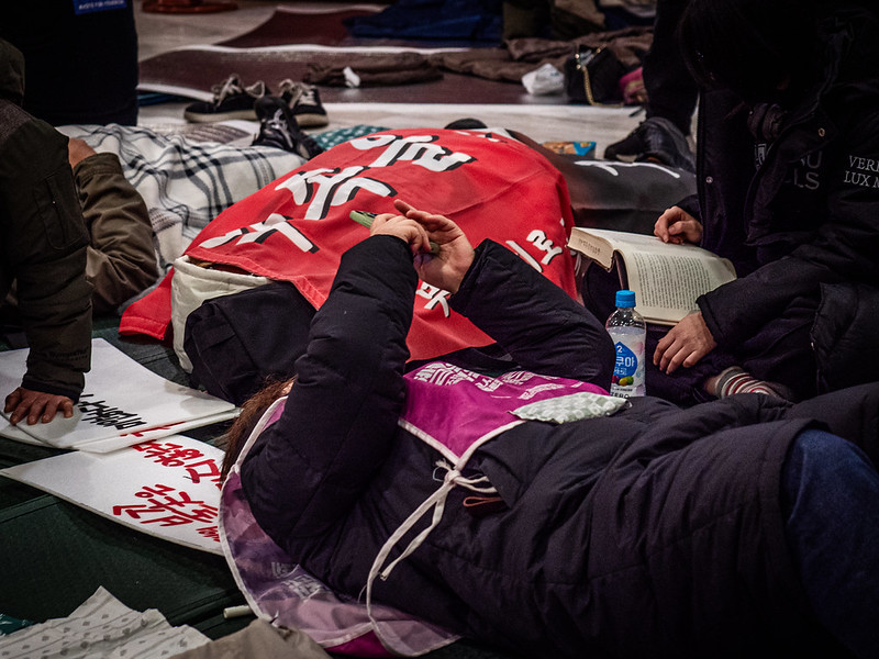 세종호텔에 정의가 묵어간 날··· 해고자·시민, 호텔 로비 점거