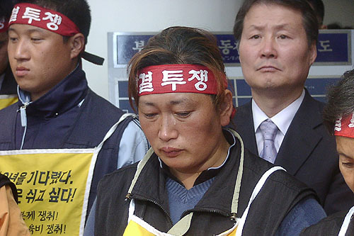 “우리도 세금 낸다. 의원들은 우리 세금으로 살지 않느냐”