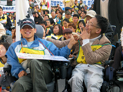 장애인, ‘謹 참여정부,열린우리당 弔’
