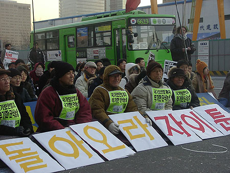 “악법은 내버려두고, 젊은이들은 사지로”
