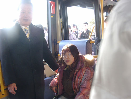 저상버스, 국회로 들어오다
