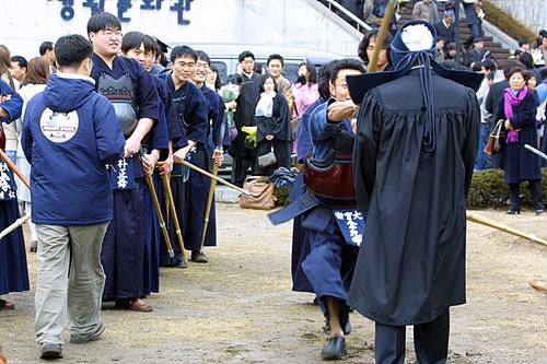 [사진으로 보는 세상] 피플파워 10회 사진으로보는세상 – \”2005 졸업\” 하늘을 향해 문을 두드리다