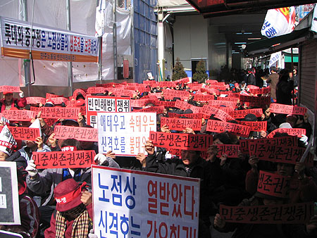 전노련 “롯데명품관에 똥탄 들고라도 개관 막겠다”