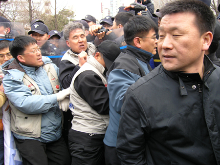 엘지정유 파업 합법여부, 연맹, 중노위 공방 중
