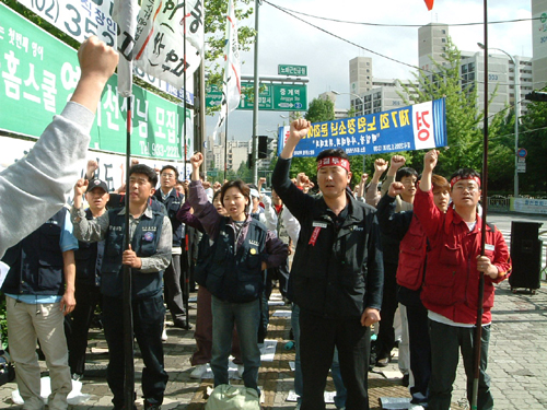 “교장은 차 접대할 젊은 아가씨를 원해요”
