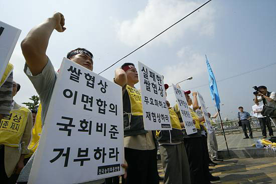 시장 봉쇄, 논 갈아엎기, 농기구 태우기…분노하는 전국 농민들