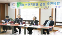[기자의 눈]안에선 인권토론, 밖에선 폭력진압으로 손가락 절단