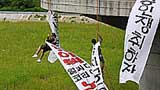 서울교 매달린 농성자 2명 영등포서로 연행