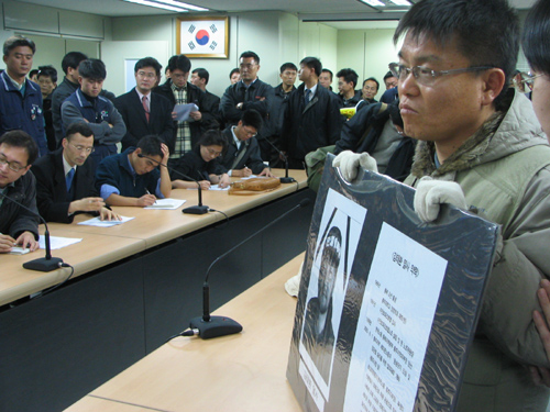 [2005년 하반기 비정규법 총파업투쟁] 전비연, “한국노총, 비정규직 목숨 놓고 도박하는가“