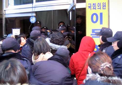 이목희 의원, 기륭분회 면담 요청에 경찰 동원해 제지