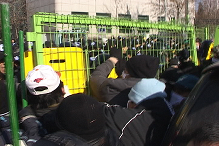 구리시청 강제철거에 노점상 강력 반발