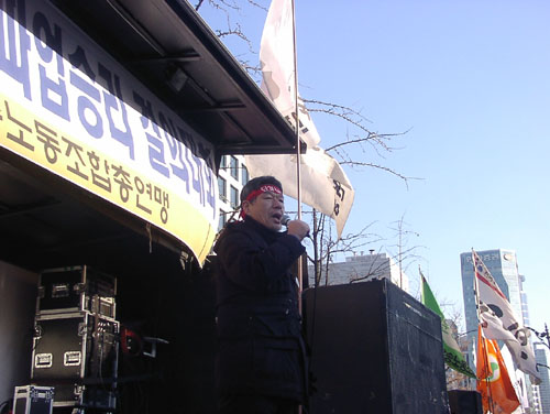 [2005년 하반기 비정규법 총파업투쟁] 8일 총파업 결의대회 참가자들, 경찰과 격렬한 대치