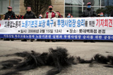 의류노동자 6명, 롯데백화점 앞에서 삭발