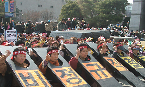 “저출산, 100년이 지나도 방치된 여성노동자의 비명”
