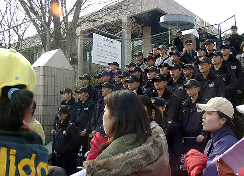 KTX 승무원들, 노동부에 집단 진정서 제출