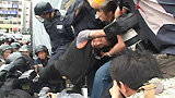 [한미FTA를 저지하라] [속보 12:30] 집회 현장 경찰의 막무가내 폭력 행사, 기자회견조차 못하게