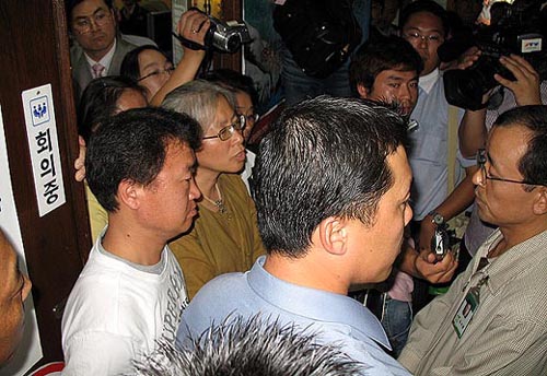 “못 박지 말라” 공무원노조 사무실 옥쇄투쟁