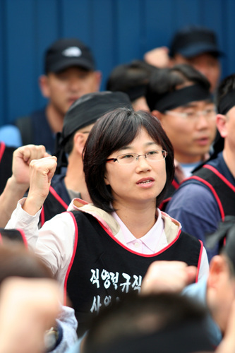 죽음을 불러온 대우자동차판매…유족들 통곡