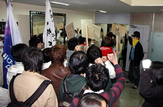 [현장노동자] [학사정연] 강력한 교육투쟁만이 학우들의 신뢰를 회복하는 길이다