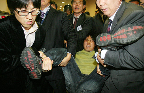 사지가 들리고 이가 부러지는 등 파행으로 얼룩진 징계위