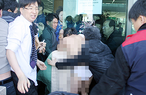 ‘충격’ 알몸의 여성노동자 폭력적으로 끌려나와