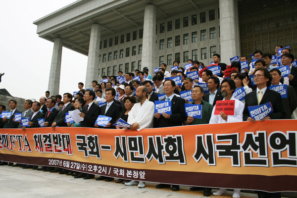 [한미FTA를 저지하라] \”FTA체결, 국민 볼모로 한 반역사적 도박\”