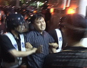 [뉴코아 – 이랜드 비정규직 철폐투쟁] 13일 밤, 홈에버 매장앞 26명 연행