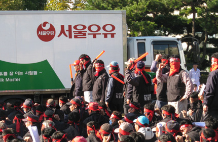 “비 냉장 이삿짐 차로 서울우유 배송” 논란