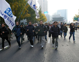 집회 불허 뚫고 시청 앞 전차로 점거