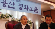 \”전쟁 포기! 군대 해산! 끝없는 평화\”