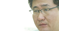 손가락은 달을 가리키는데, 손가락을 보고 있다