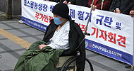 \”발로 머리 걷어차이다 정신 잃었다\”