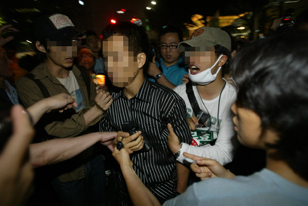 [미친소가 몰려온다] 촛불집회 취재 동아닷컴 기자 수난