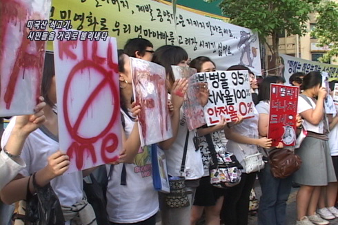 [세상 어제 그리고 오늘] 미국산 쇠고기, 시민들을 거리로 불러내다