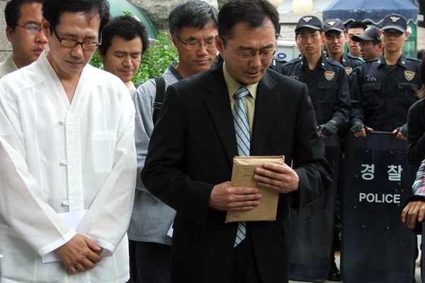 [미친소가 몰려온다] “먹는 것으로 장난치는 정부, 지옥에 갈지니”