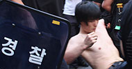 [미친소가 몰려온다] 남은 촛불도 경찰에 의해 해산 조치