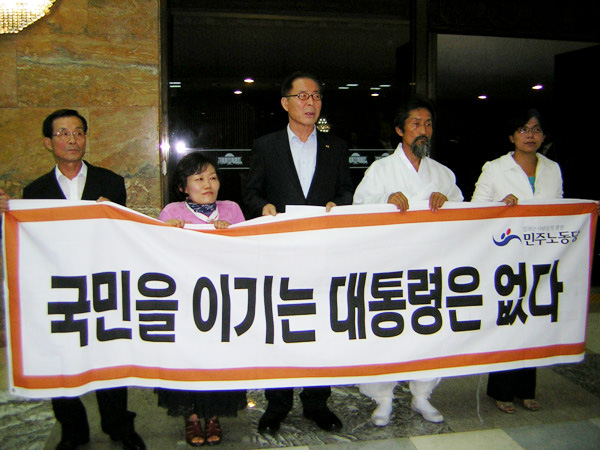 [미친소가 몰려온다] 국회 찾은 李대통령에 야당 푸대접