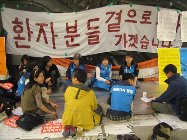 [비문명의 역습] \’어떻게 하면 저것들을 쫓아낼까?\’ 그 생각만 하고있다