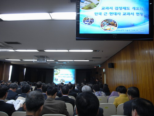 \”관행이라 가능?\” 교과서 재 주문 위법 논란