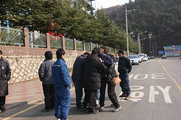 현대 \”굴뚝 농성자 음식 공급 절대 안돼\”