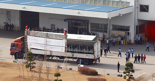 \’모닝\’ 만들던 노동자가 고공농성을 벌인 까닭