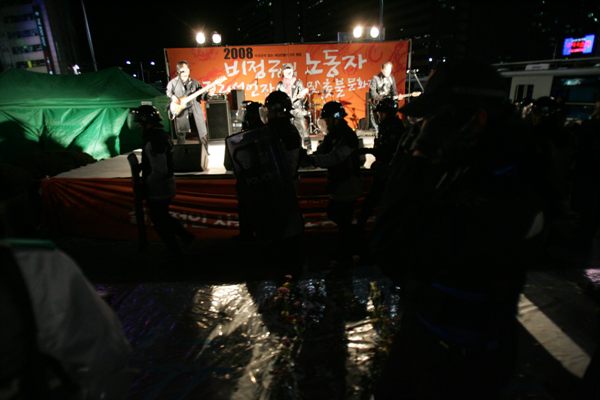 비정규 문화제 도중 경찰 난입