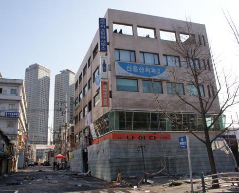 [용산 철거민 대참사] 세입자, 동절기 강제철거에 용역들과 대치중