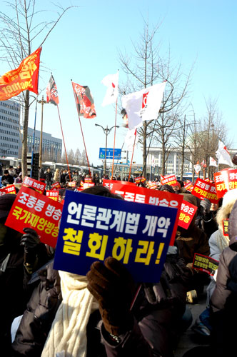 [평화누리통일누리] 민주주의가 숨이 막히고 있다