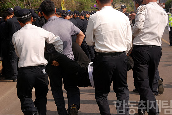 해군기지 공사강행 항의, 천주교 1명 연행