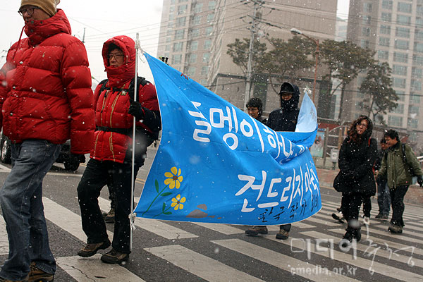 강정마을로 향하는 한 겨울 당나귀들