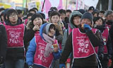 죽었던 서울광장에 소금꽃이 흐드러진다