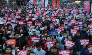 전국노동자대회…서울역 3만여 명 운집