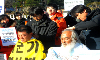 [강정마을 해군기지 논란] 문정현·문규현 신부, ‘해군기지 저지’ 삭발 단식농성 돌입