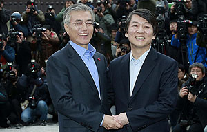 철수 우려 안철수, 6일 문재인 곁에 찰싹